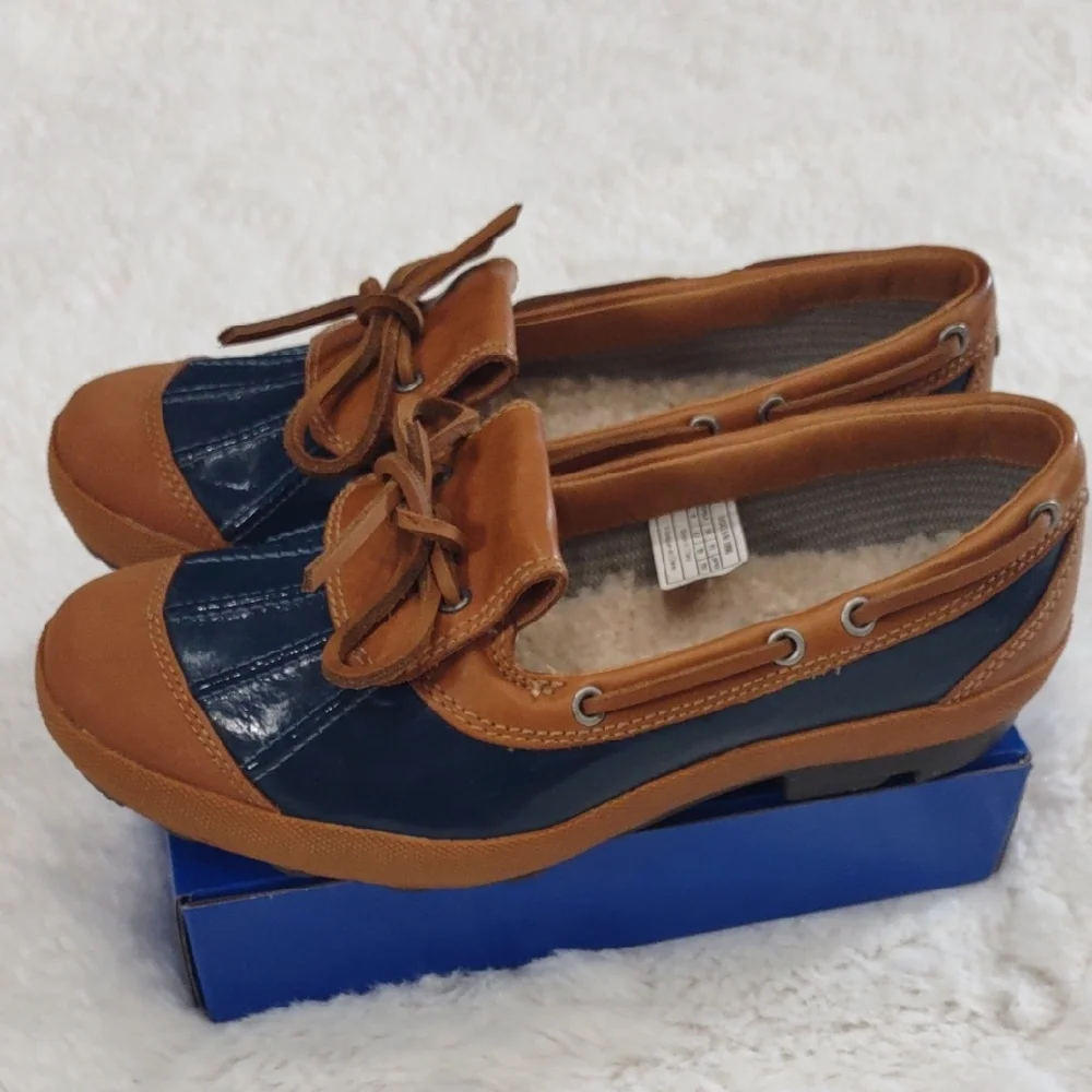 UGG AUSTRALIA Navy and Tan Casual Shoes - Picture 13 of 17